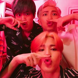 Écoutez K-pop MUSIC DAY 🎵🤟🏻 dans l'application